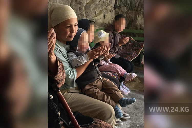 Люди у водопада Абшыр-Ата