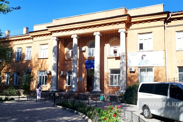 Старое здание роддома № 1 в Бишкеке