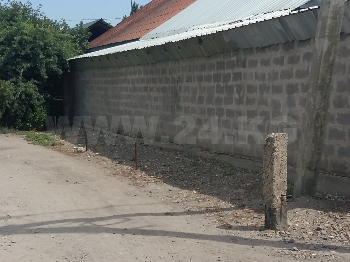 Дувалы по улице Минской, вдоль которой нет ни одного мусорного контейнера.