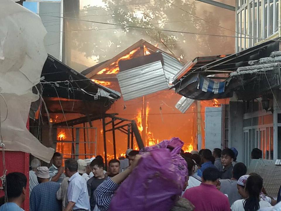 В Узгене горит центральный рынок