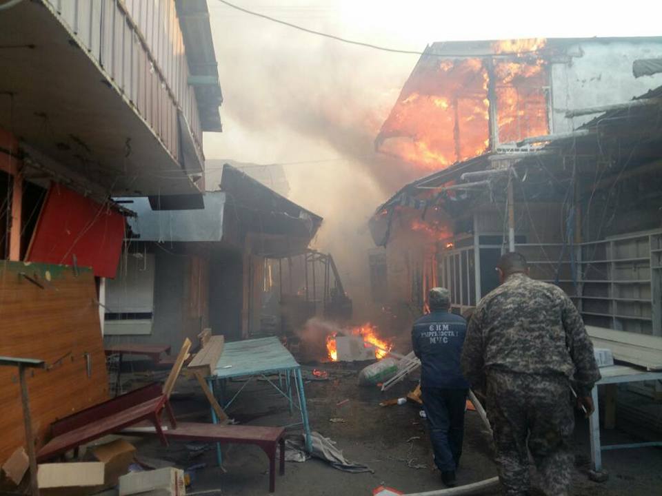 В Узгене горит центральный рынок