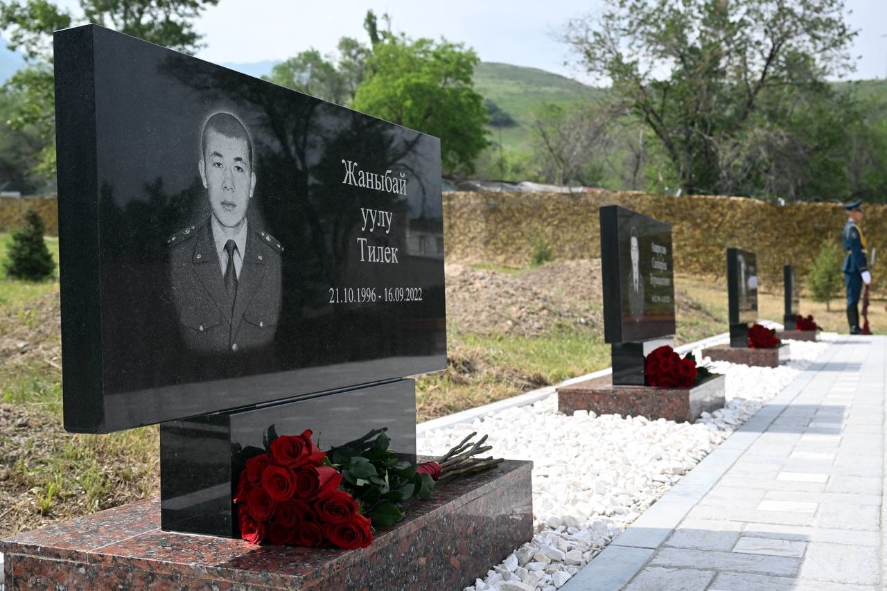 Садыр Жапаров открыл памятник военнослужащим, погибшим при защите госграницы КР