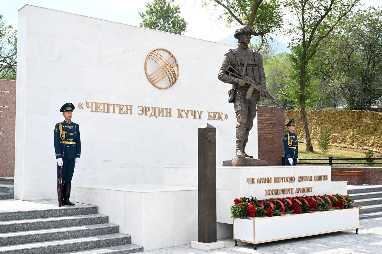 Садыр Жапаров открыл памятник военнослужащим, погибшим при защите госграницы КР