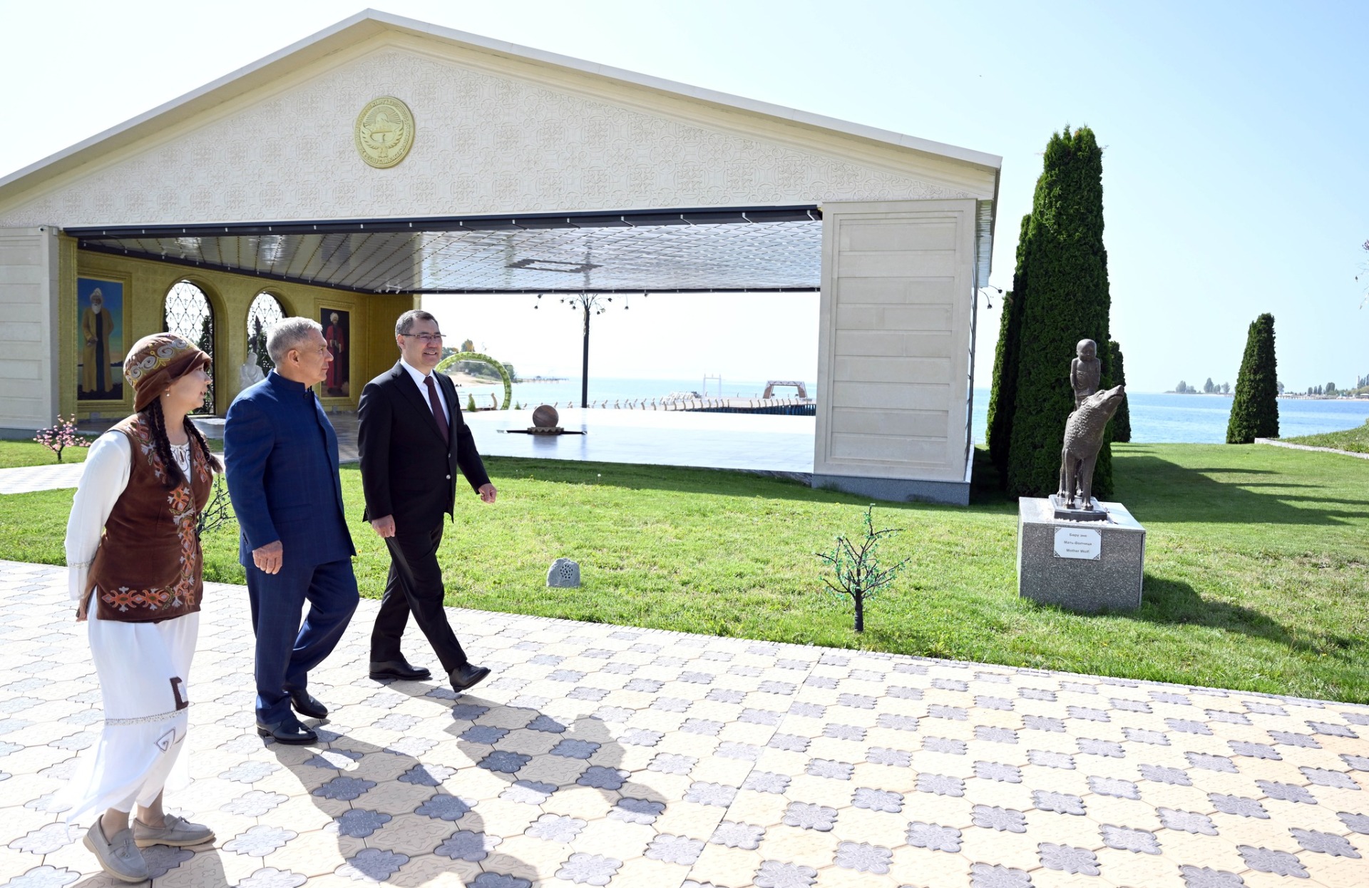 Лидер Кыргызстана и раис Татарстана посетили культурный центр «Рух-Ордо»
