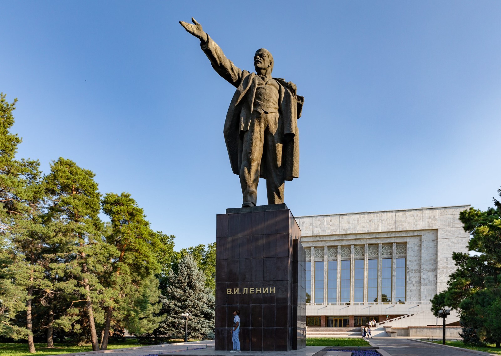 Памятники Ленину в Кыргызстане: от символа советской эпохи к объекту споров
