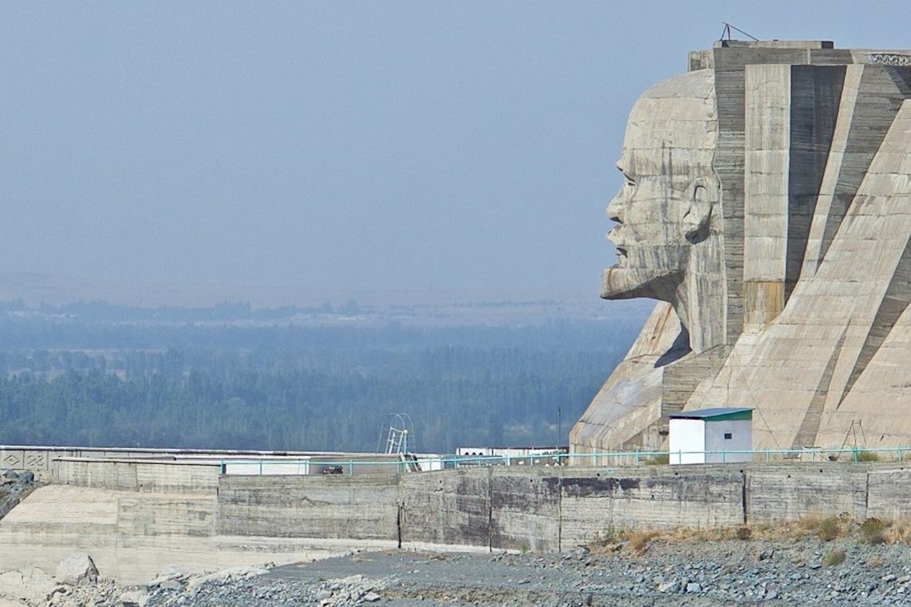 Голова Ленина на Кировском водохранилище