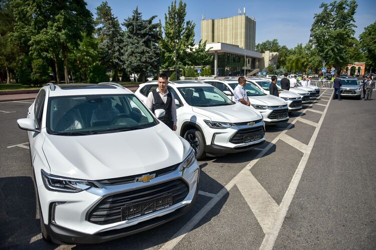 Жаңы унаалар тапшырылды