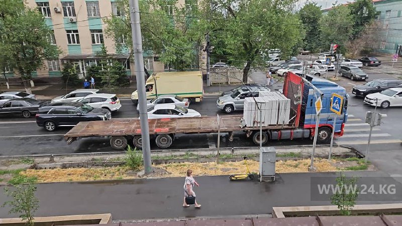 В Бишкеке грузовик снес светофор