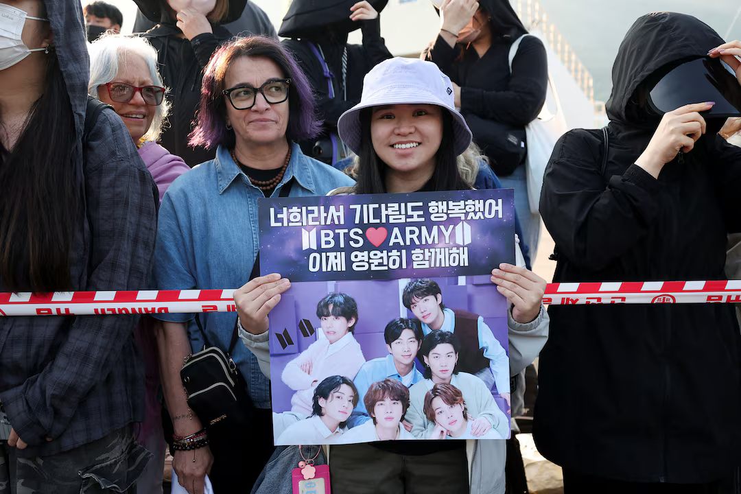 Фанаты BTS c плакатами