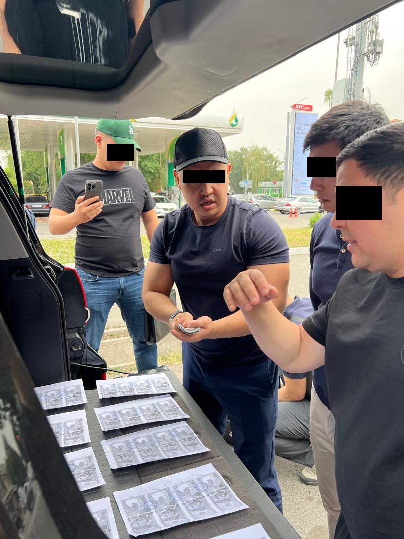 По подозрению в вымогательстве взятки задержаны следователь РУВД и помощник прокурора