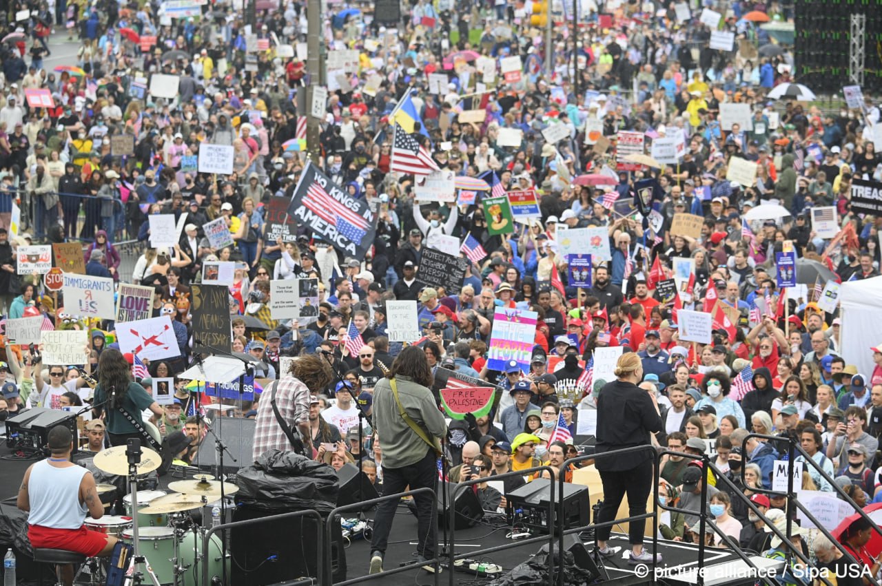 Многотысячные митинги против Дональда Трампа прошли в городах США