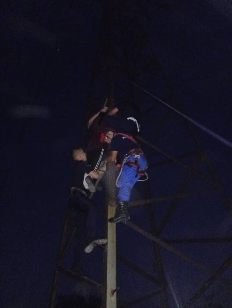 Девушка взобралась на ЛЭП