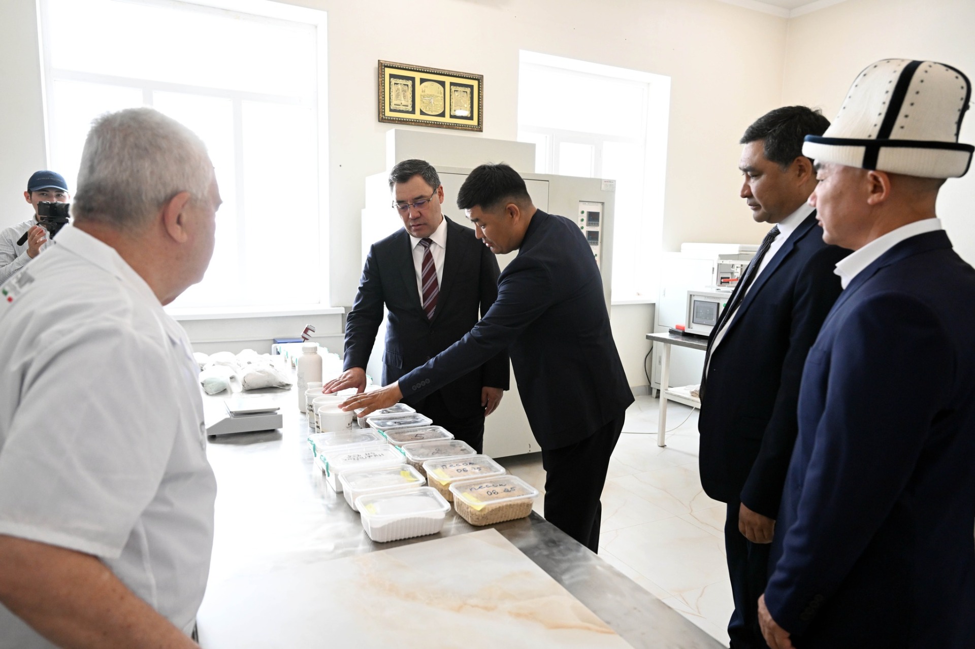 Садыр Жапаров открыл завод по производству керамической плитки в Чуйской области