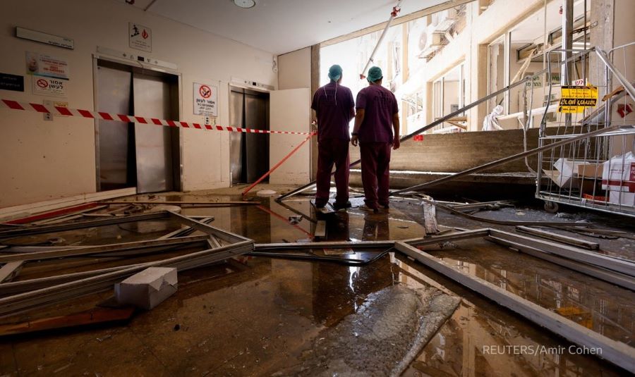 Последствия ракетного удара в израильской больнице