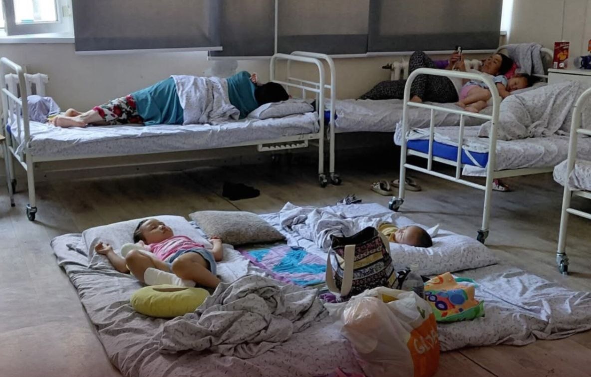 Пациенты Нацгоспиталя лежат на полу