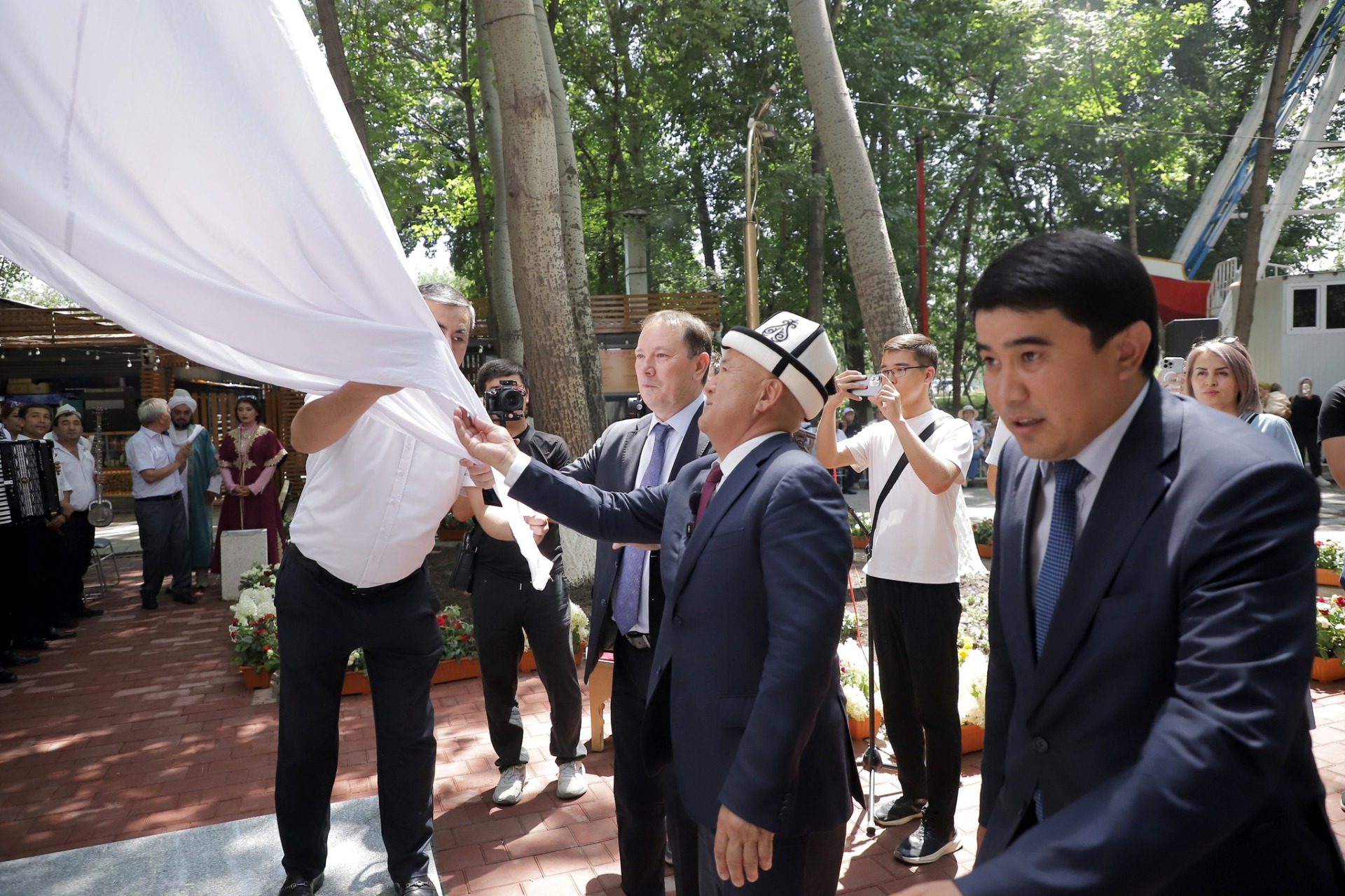В Оше открыли памятник Алишеру Навои