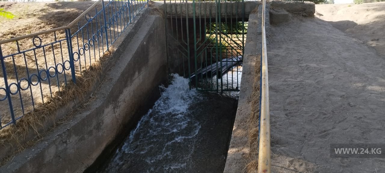 Комсомольское озеро наполняют чистой водой из скважины