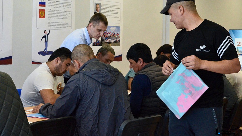 В челябинский Центр социальной и культурной адаптации иностранных граждан ежедневно приходит от 250 до 400 мигрантов