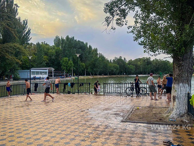 Комсомольское озеро утопает в мусоре спустя неделю после открытия