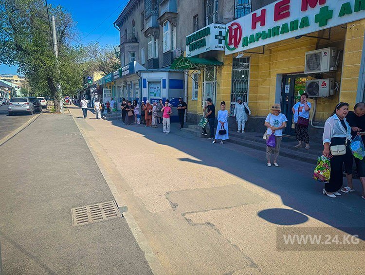 Деревьев нет, но вы держитесь. Фото из Бишкека показало, как горожане спасаются от жары