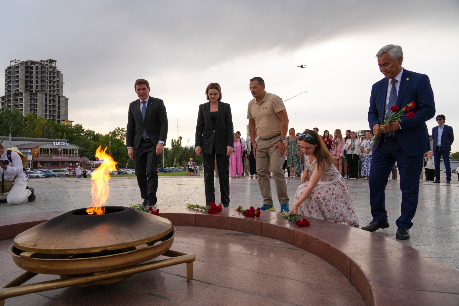 Церемония возложения цветов к Вечному огню