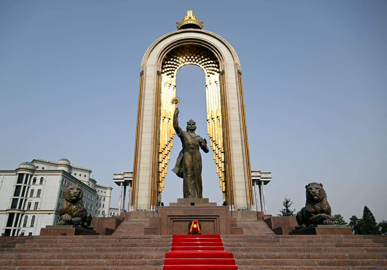 Памятник Исмоилу Сомони