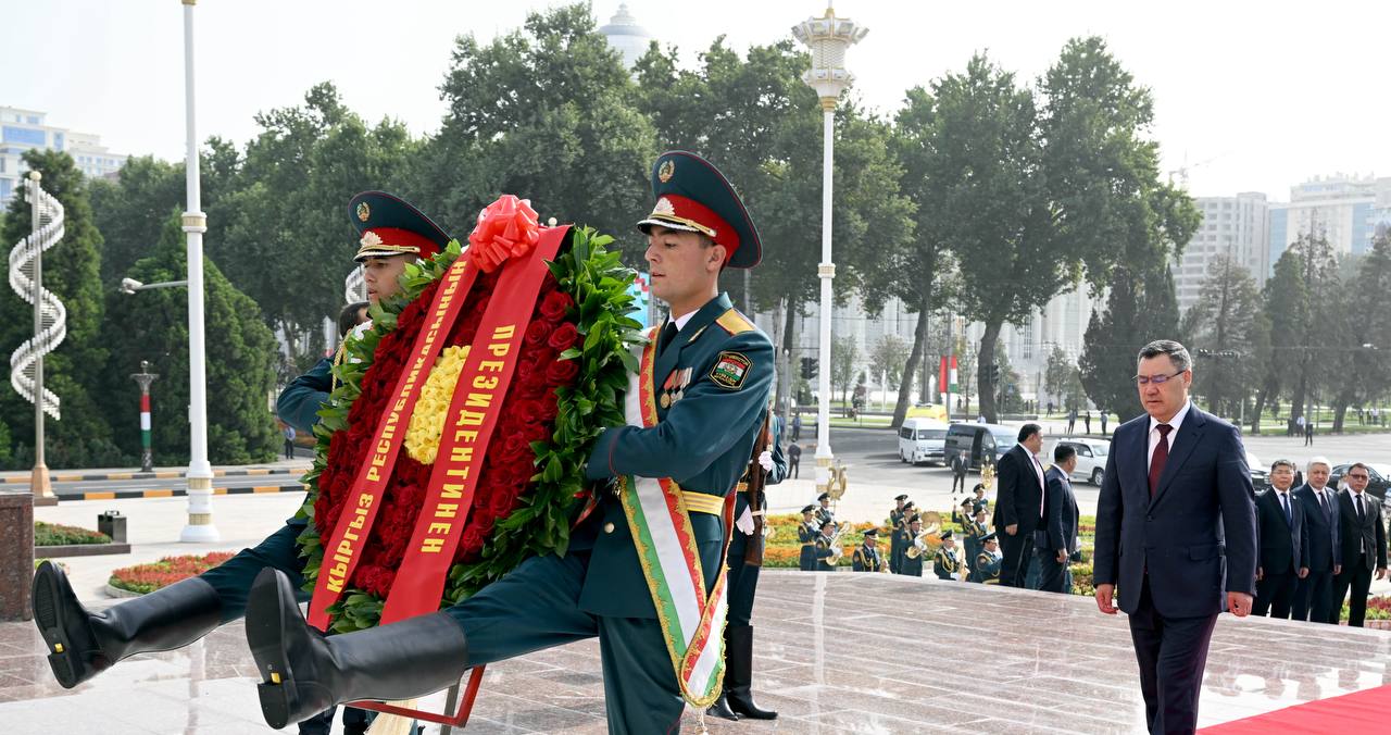 Возложение цветов к памятнику Исмоила Сомони