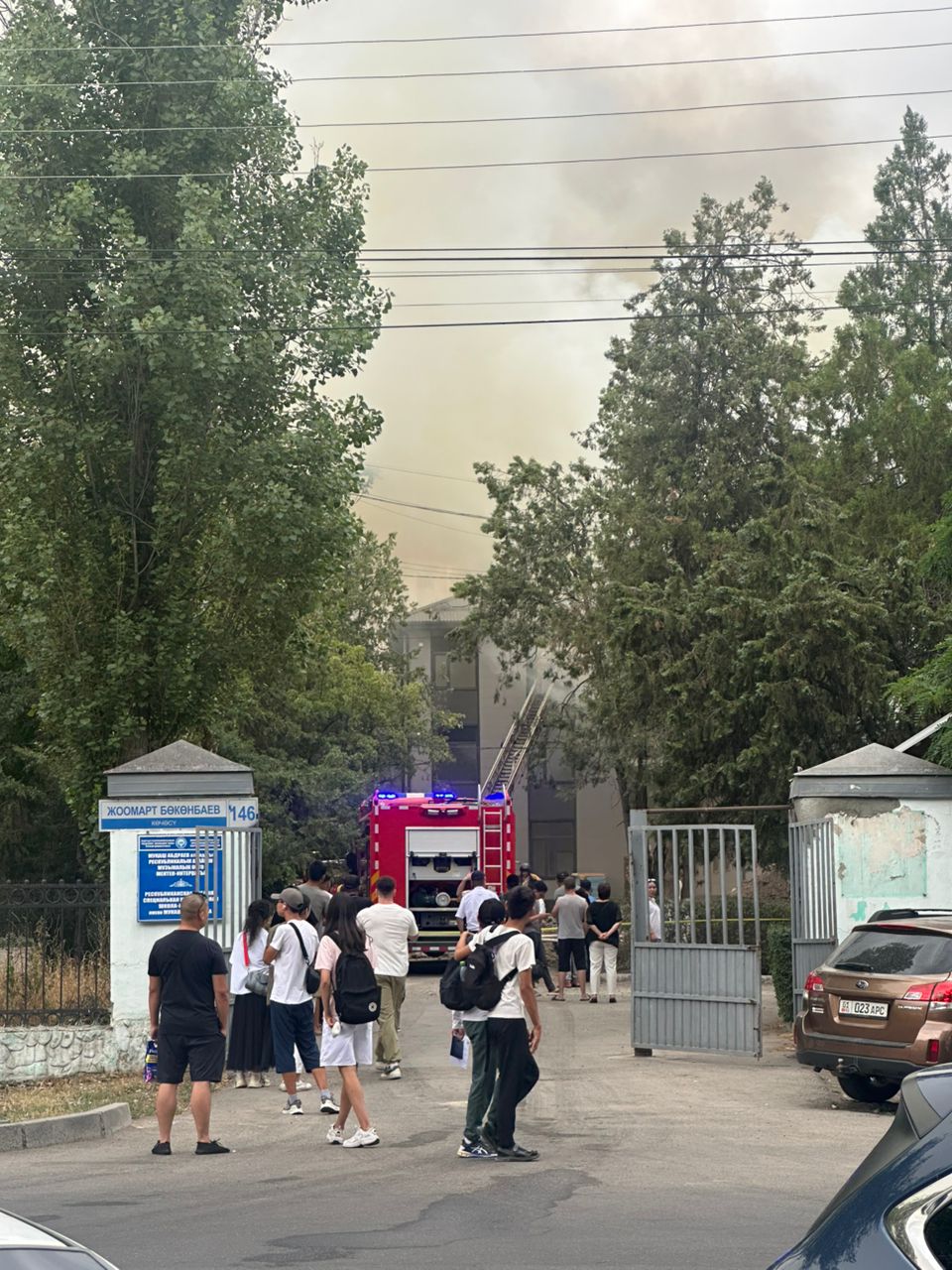В Бишкеке загорелось музыкальное училище на Боконбаева
