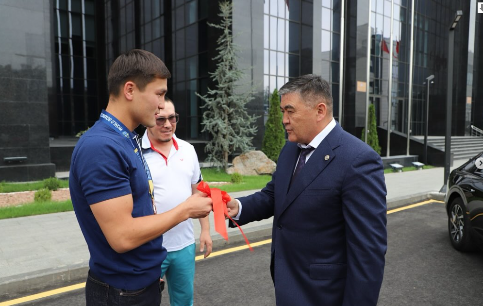 Ташиев подарил авто спортсмену Нурадину Рустамбек уулу за бронзу на Кубке мира