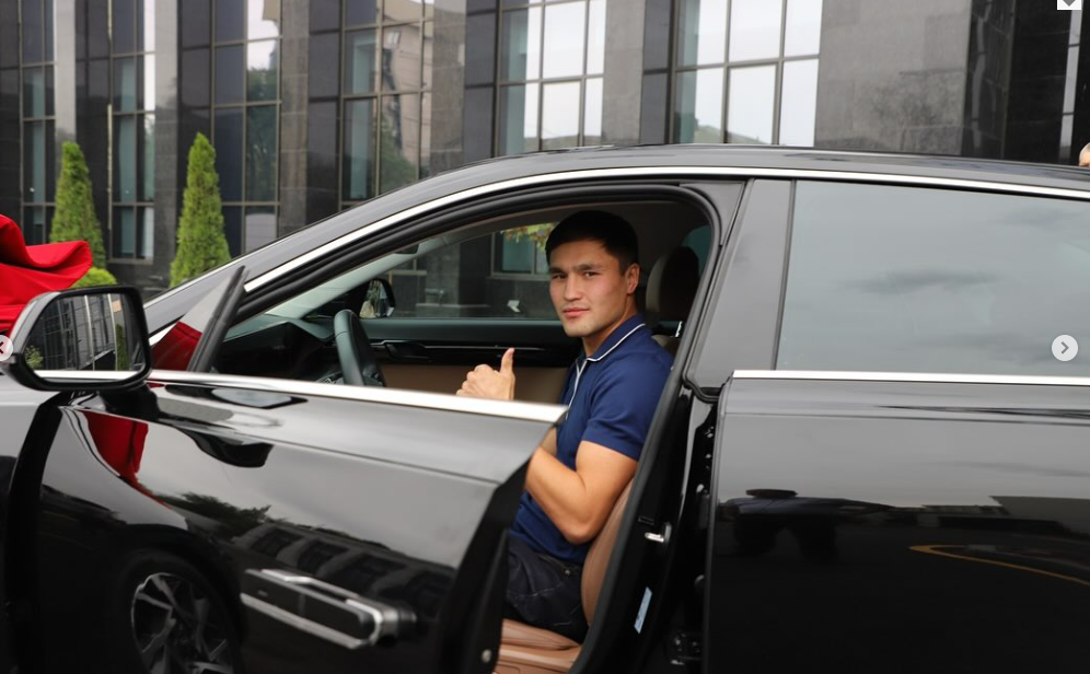 Ташиев подарил авто спортсмену Нурадину Рустамбек уулу за бронзу на Кубке мира