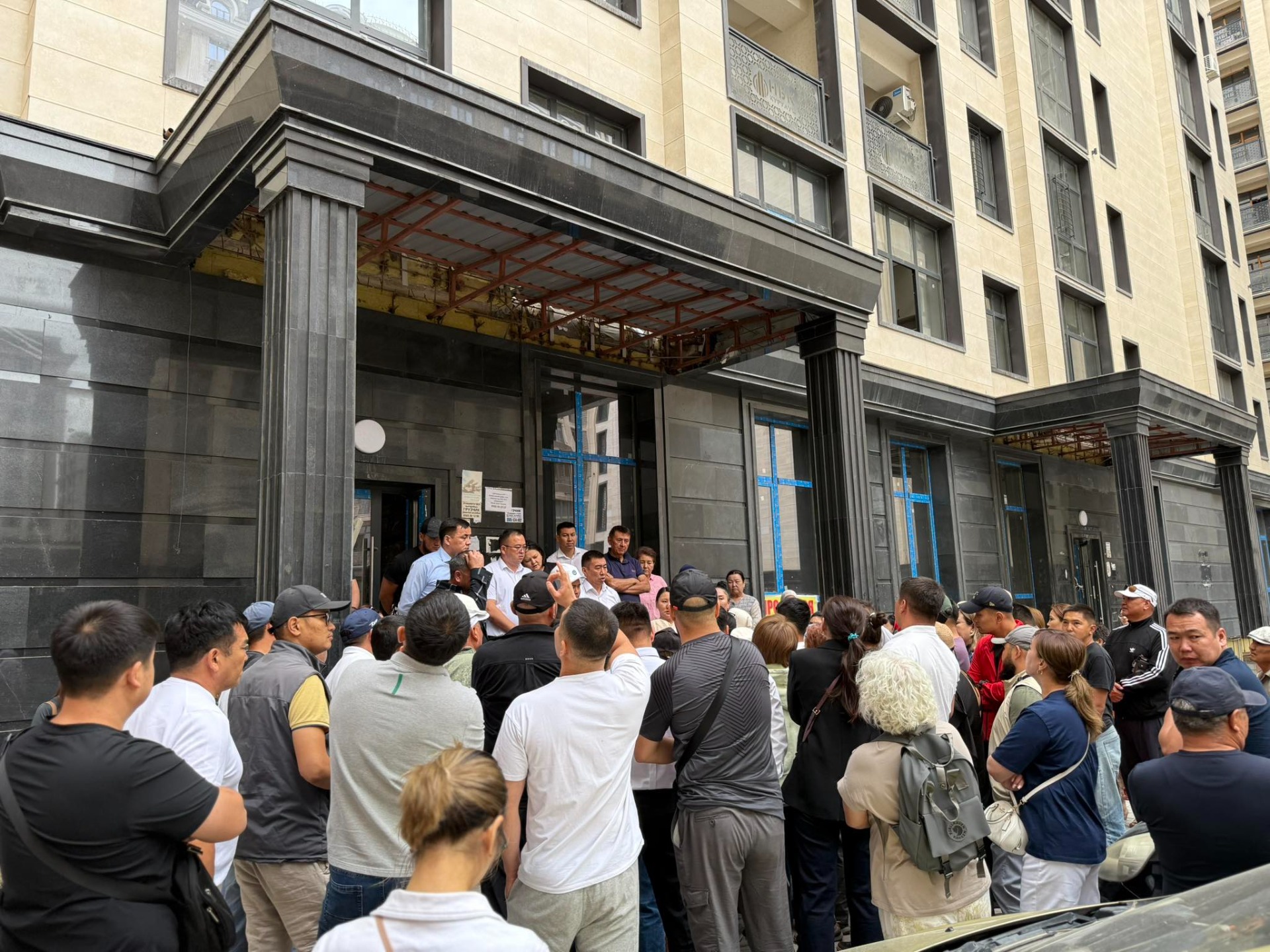 Министр Нурдан Орунтаев на встрече с жителями и представителем строительной компании «НБК»