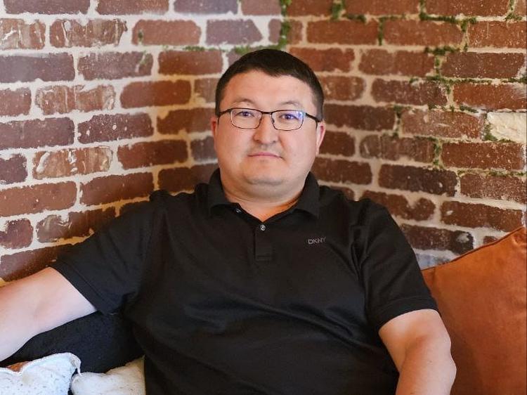Элмурат Эркин уулу первым привез в страну искусственный газон