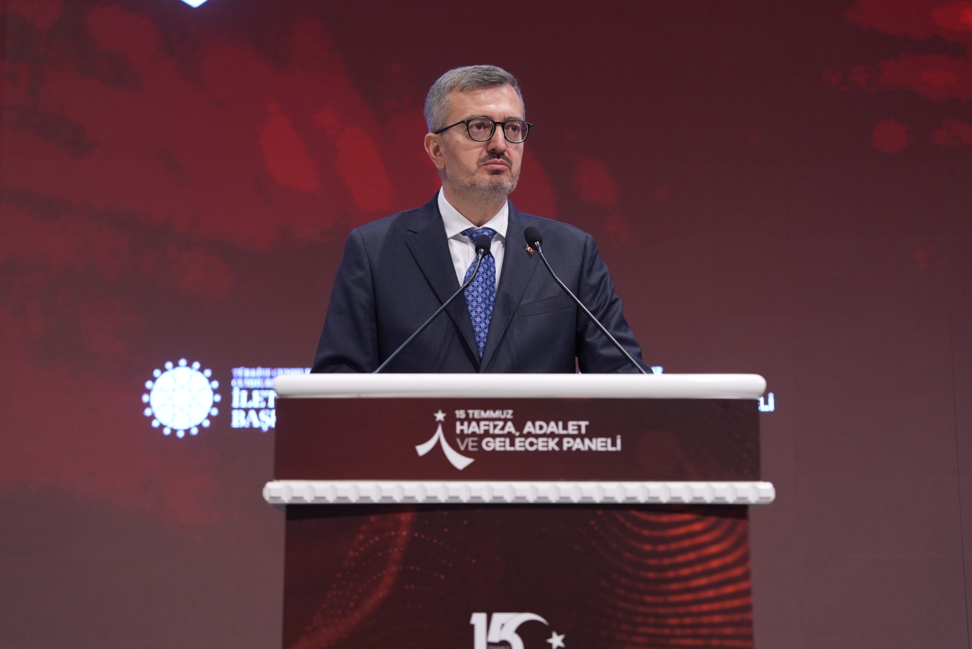 Глава управления Бурханеттин Дуран на панельной дискуссии