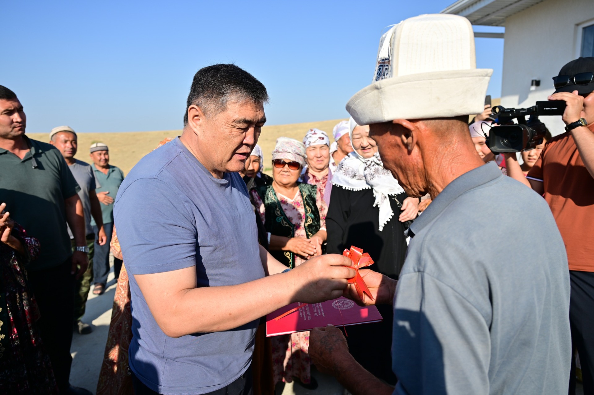 Камчыбек Ташиев подарил дом жителю Сузакского района и поручил построить детский сад
