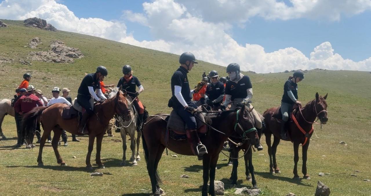 Gallops Кыргызстан-2025: 80 всадников преодолели 40 километров по живописному маршруту в Жумгале