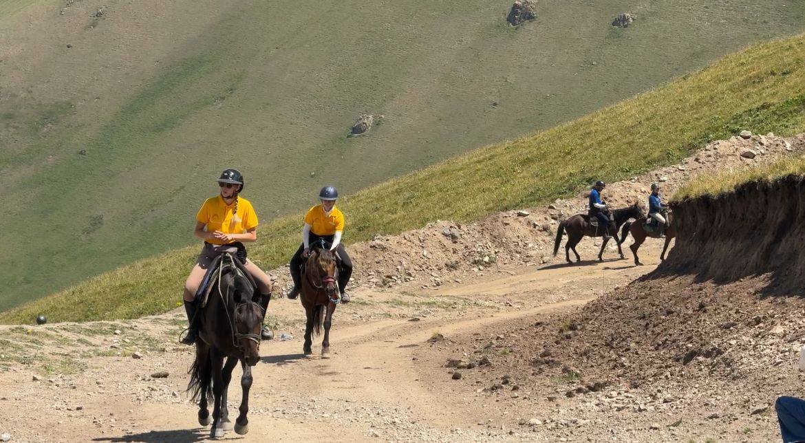Gallops Кыргызстан-2025: 80 всадников преодолели 40 километров по живописному маршруту в Жумгале
