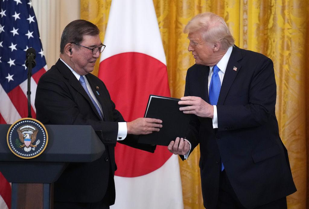 Премьер Японии Сигэру Исиба и президент США Дональд Трамп в Белом доме 7 февраля