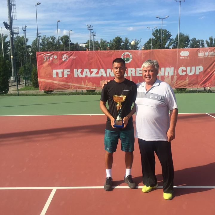 Данияр Дулдаев с чемпионским трофеем