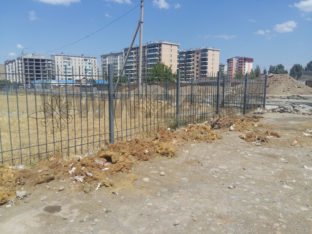 Стекловата разносится по всей округе