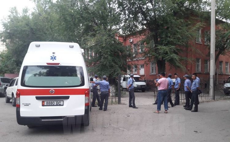 ИА «24.kg». Скорая помощь у здания Первомайского районного суда