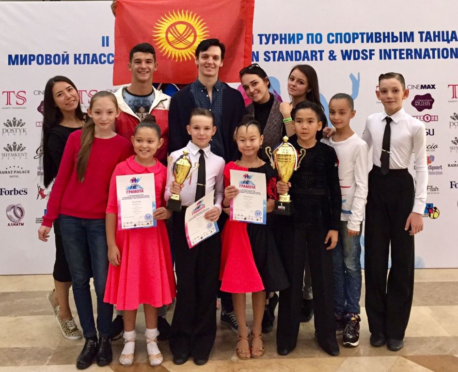 из архива А.Кибкало и Т.Когадей. На турнире в Алматы со своей командой тренеров и несколькими парами