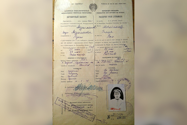 Экслюзивное фото цветного загранпаспорта Жусупа Абдрахманова