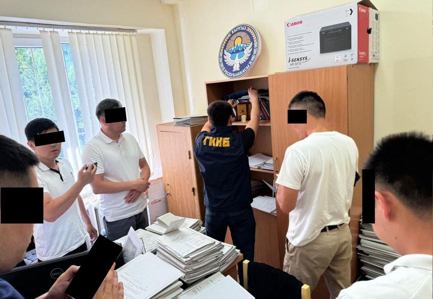 Обыск в кабинете подозреваемого