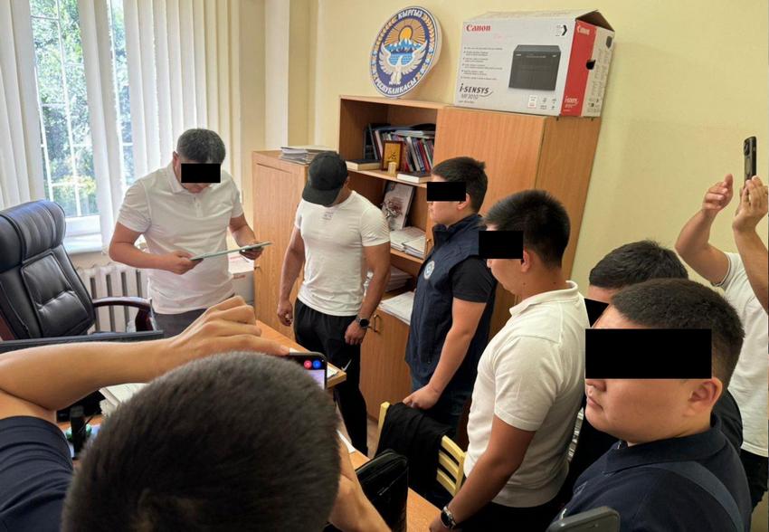 Обыск в кабинете подозреваемого