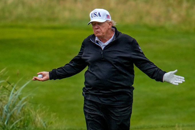 Трамп в своем клубе Trump International Golf Links в Абердине