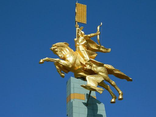 Монумент «Золотой всадник», установленный в Элисте