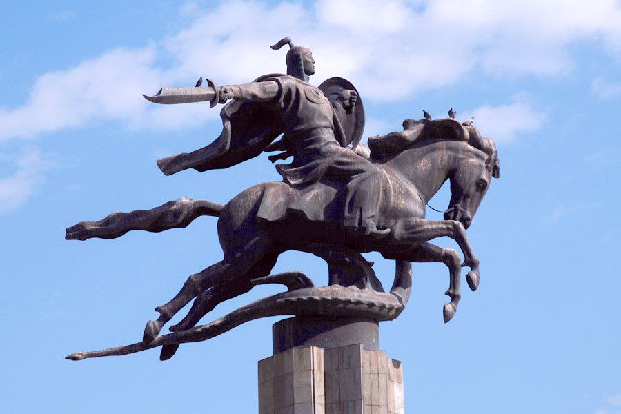 Памятник Манасу у здания филармонии
