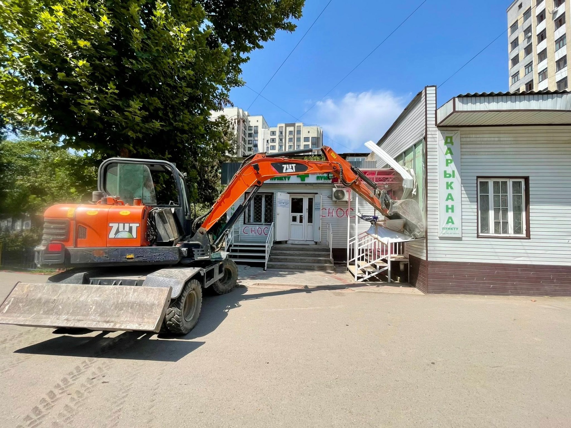Снос стихийных объектов у детской клинической больницы