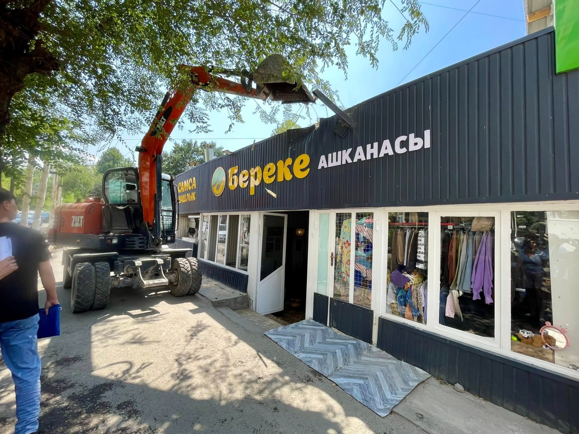 Снос стихийных объектов у детской клинической больницы