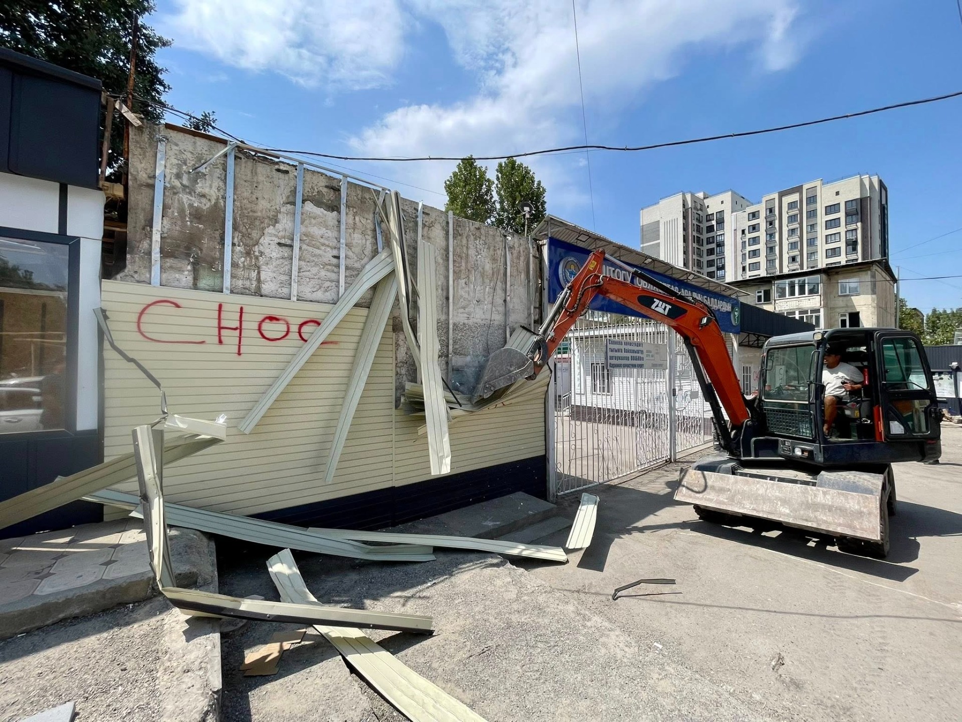 Снос стихийных объектов у детской клинической больницы